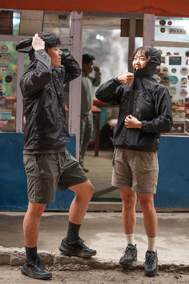 메탈블랙 컬러의 리기 윈드자켓은 남녀 공용으로 하이킹, 캠핑, 일상에서 폭넓게 활용 가능한 아우터입니다. 가볍고 얇은 두께의 나일론 소재로 제작되어 봄, 여름, 가을 간절기에 적합하며, 생활 방수 기능과 180g의 경량 설계로 편안한 착용감을 제공합니다. 후드 일체형 디자인, 입체 패턴 가슴 포켓, 반사 로고, 카라비너 고리 등의 디테일이 돋보이며, 레귤러핏에 집업 스타일로 스포티하고 캐주얼한 스타일을 연출합니다.
