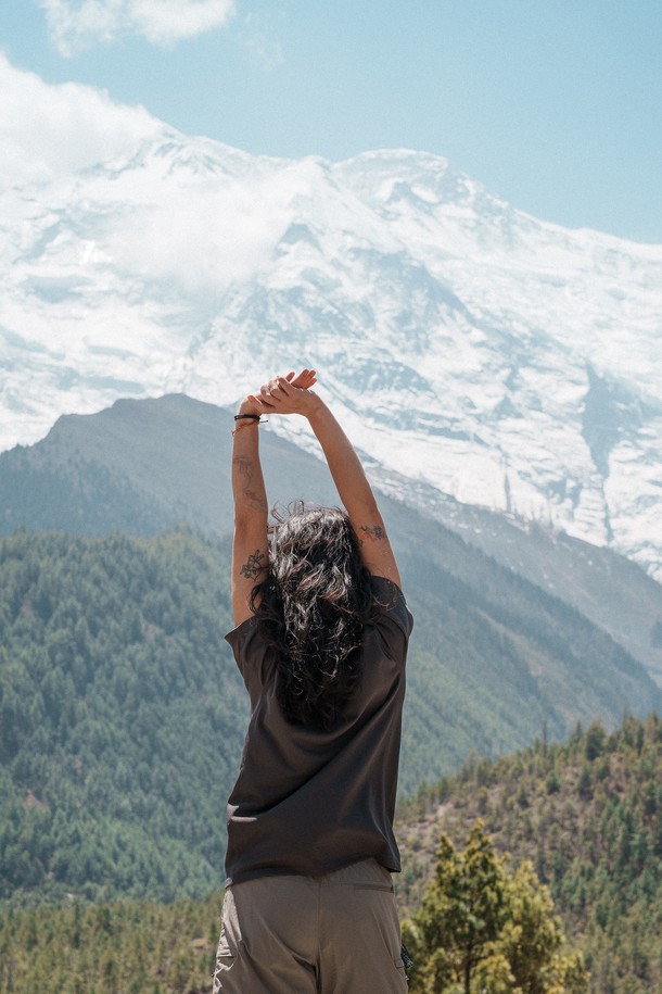 안나푸르나 티셔츠는 남녀 공용으로, 여름철 등산, 트레킹, 여행, 일상에서 활용하기 좋은 반소매 티셔츠입니다. 흡습, 속건, 통기 기능의 폴리에스터 소재에 와플 패턴을 적용하여 스포티한 스타일을 연출하며, 어깨선을 내린 패턴과 옆구리 절개, 가슴 포켓 반사 필름 로고 디테일이 특징입니다. 레귤러핏 라운드넥 디자인으로, 얇은 두께감으로 시원하게 착용할 수 있습니다.
