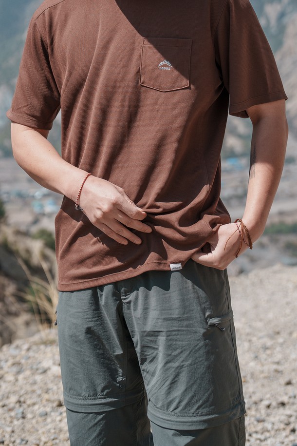 안나푸르나 티셔츠는 남녀 공용으로, 봄, 여름철 등산, 하이킹, 일상에서 활용하기 좋은 반소매 티셔츠입니다. 브라운 색상의 레귤러핏 라운드넥 디자인으로, 흡습, 속건, 통기 기능의 폴리에스테르 소재로 제작되었습니다. 와플 패턴에 어깨선을 내린 편안한 착용감과 가슴 포켓 반사 로고, 사이드 절개 디테일이 특징입니다.
