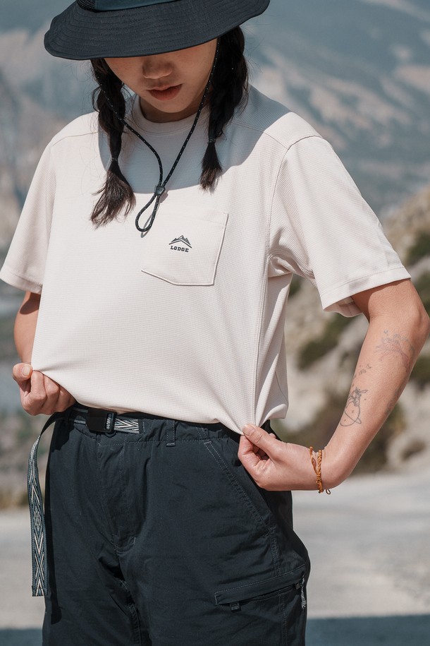 안나푸르나 티셔츠 (남녀공용)는 봄, 여름철 등산, 트레킹, 일상에서 쾌적하게 착용할 수 있는 흡습, 속건, 통기 기능의 티셔츠입니다. 화이트 컬러의 레귤러핏 반소매 라운드넥 디자인으로, 폴리에스테르 소재의 와플 패턴과 얇은 두께로 제작되었습니다. 가슴 포켓 반사 필름 로고, 사이드 밑단 절개 패턴, 어깨선 내림 패턴 등 스포티하면서도 베이직한 스타일을 연출합니다.
