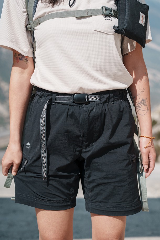 고고팬츠 체인저는 남녀 공용 등산 바지로, 블랙 색상의 레귤러핏 긴바지 또는 반바지 스타일을 연출할 수 있습니다. 봄, 여름, 가을 시즌에 적합하며, 나일론과 폴리우레탄 혼방 소재로 제작되어 부드러운 촉감과 신축성, 통기성을 제공합니다. 지퍼 탈부착 기능을 통해 다용도로 활용 가능하며, 벤틸레이션 지퍼, 버클형 벨트, 무릎 턱 디자인, 밑단 스트링 스토퍼, 그리고 전용 파우치를 갖춰 아웃도어 활동과 여행에 최적입니다.
