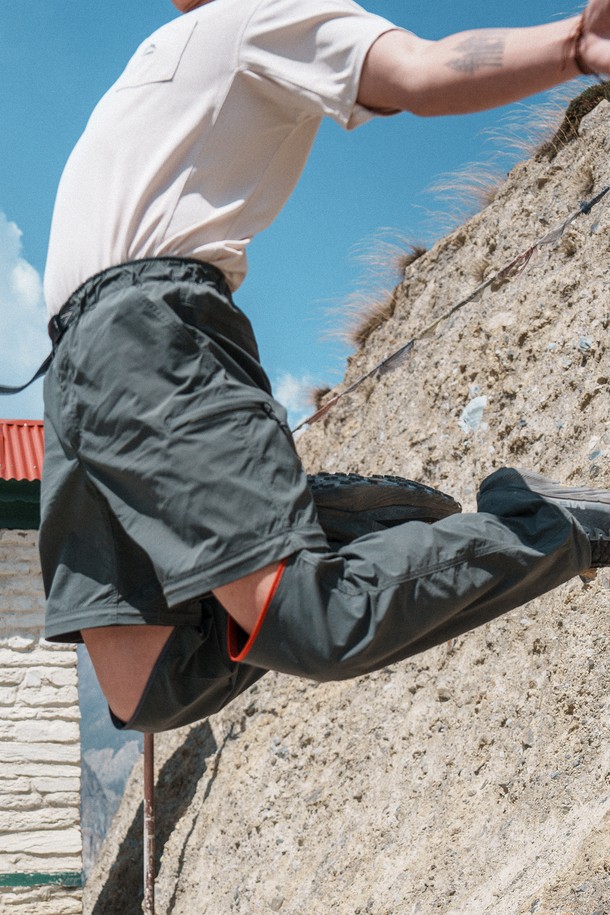 고고팬츠 체인저는 남녀공용으로 제작된 등산/아웃도어 활동에 적합한 긴바지/반바지 겸용 바지입니다. 딥그린 컬러의 무지 디자인으로, 방수, 통기, 신축성을 갖춘 나일론/폴리우레탄 혼방 소재로 제작되어 사계절 내내 착용 가능합니다. 지퍼 분리형, 무릎 턱 디자인, 밑단 스트링 스토퍼, 벤틸레이션 기능, 전용 파우치, YKK 지퍼, 벨트형 밴딩 등 다양한 기능과 디테일을 제공하여 스포티하면서도 캐주얼한 스타일을 연출합니다.
