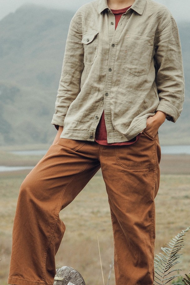 [롯지] 고고팬츠 2세대는 여행과 일상, 캠핑, 사이클 등 다양한 활동에 적합한 남녀공용 긴바지입니다. 부드러운 면 소재에 레귤러핏으로 편안한 착용감을 제공하며, 브라운, 다크그레이, 페퍼민트, 그린, 인디고, 핑크 등 다채로운 6가지 색상으로 출시되었습니다. YKK 지퍼, 카라비너 걸이용 트래블링, 아나이도 실, 이중 스티치, 히든포켓 등 실용적인 디테일을 더하여 캐주얼, 스포티한 스타일을 연출할 수 있습니다.
