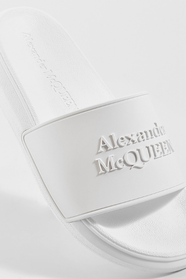 Alexander McQueen - 샌들/뮬/슬리퍼 - 알렉산더맥퀸 666983 로고 슬리퍼(화이트) 666983 W4QS0 9000