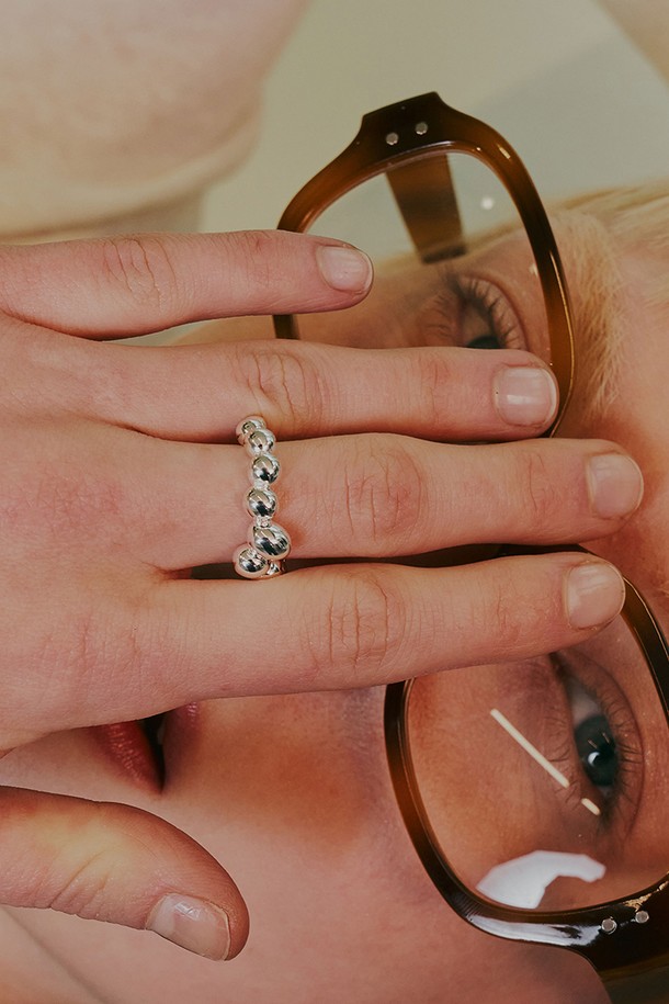 버블 링은 여성의 손을 더욱 돋보이게 해줄 미니멀 스타일의 반지입니다. 실버 컬러의 에폭시 소재에 큐빅과 스톤 장식이 더해져 섬세하고 세련된 분위기를 연출합니다. 버블 디자인으로 독특함을 더했으며, 심플한 디자인으로 데일리 아이템으로 활용하기 좋습니다. 클래식한 스타일까지 소화 가능한 매력적인 액세서리입니다.
