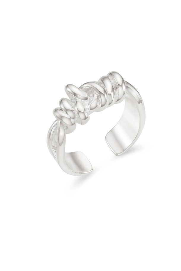 트위스트 밴드 링은 미니멀하고 베이직한 스타일의 공용 반지입니다. 실버 색상의 브라스 소재에 실버 도금을 더해 은은한 광택을 자랑하며, 매끄러운 표면과 3차원 트위스트 디자인이 특징입니다. 데일리 룩에 포인트 주기 좋으며, 가벼운 착용감으로 부담 없이 착용할 수 있습니다. 단독으로 착용하거나 다른 반지와 레이어드하여 개성 있는 스타일을 연출해보세요. 쇼핑룩, 카페룩 등 다양한 TPO에 활용하기 좋습니다. 
