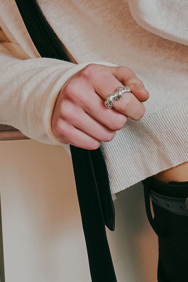 웨이브 볼륨 링은 실버 소재의 미니멀하고 모던한 스타일을 추구하는 분들을 위한 반지입니다. 물결무늬와 곡선 디테일이 돋보이는 디자인으로, 볼드한 디자인과 웨이브 라인이 특징입니다. 데일리룩이나 일상복에 포인트를 더해 세련된 스타일을 연출할 수 있으며, 모임룩에도 잘 어울립니다. 시크하고 클래식한 분위기를 연출하고 싶은 분들께 추천합니다.
