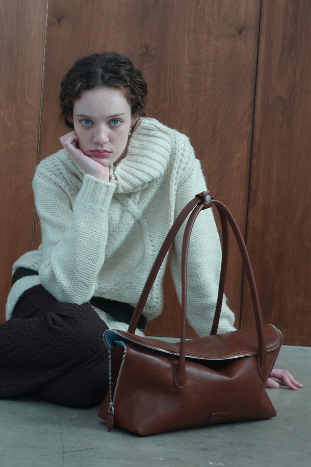 Marmeldi Bag [브라운]은 여성용 가방으로, 미디엄 사이즈의 사각 숄더백 및 토트백입니다. 가죽 소재에 브라운 컬러의 무지 디자인으로, 클래식하고 미니멀한 스타일을 연출합니다. 지퍼형 잠금 방식으로 내용물을 안전하게 보호하며, 출근룩에 잘 어울리는 실용적인 아이템입니다.
