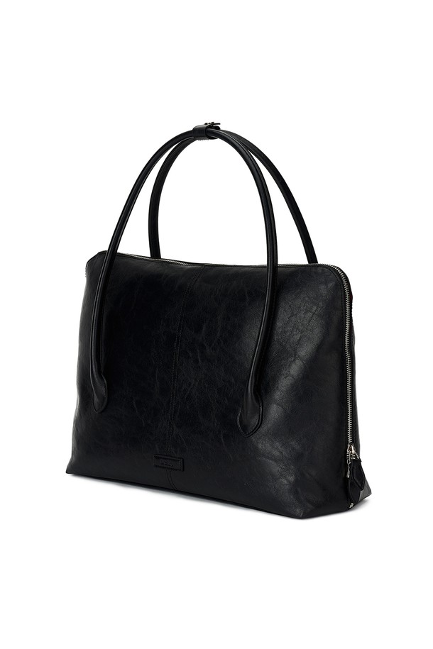 Marmeldi Bag (마르멜디 백) [블랙]은 여성용 라지 사이즈 보스턴백입니다. 미니멀하고 베이직한 스타일로, 여행룩과 클래식한 스타일에 잘 어울립니다. 부드러운 합성가죽 소재에 무지 패턴으로 제작되었으며, 원통형 디자인과 지퍼형 잠금 방식으로 실용성을 더했습니다. 숄더 스트랩이 있어 어깨에 메거나 손으로 들 수 있으며, 일상생활에서도 편리하게 사용할 수 있습니다.
