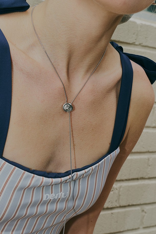 실버 메탈 소재의 롱 네크리스입니다. Y자형 디자인에 조개 모티브 펜던트가 더해져 미니멀하면서도 베이직한 스타일을 연출합니다. 데이트룩, 캐주얼, 클래식 등 다양한 스타일에 매치하여 포인트를 줄 수 있습니다. 
