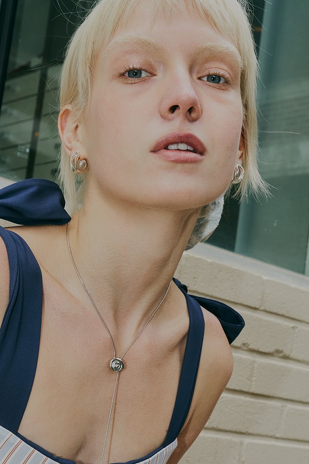 실버 메탈 소재의 롱 네크리스입니다. Y자형 디자인에 조개 모티브 펜던트가 더해져 미니멀하면서도 베이직한 스타일을 연출합니다. 데이트룩, 캐주얼, 클래식 등 다양한 스타일에 매치하여 포인트를 줄 수 있습니다. 
