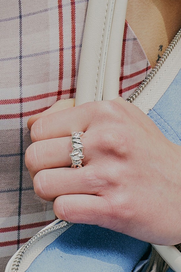 트위스트 밴드 링은 미니멀하고 베이직한 스타일의 공용 반지입니다. 실버 색상의 브라스 소재에 실버 도금을 더해 은은한 광택을 자랑하며, 매끄러운 표면과 3차원 트위스트 디자인이 특징입니다. 데일리 룩에 포인트 주기 좋으며, 가벼운 착용감으로 부담 없이 착용할 수 있습니다. 단독으로 착용하거나 다른 반지와 레이어드하여 개성 있는 스타일을 연출해보세요. 쇼핑룩, 카페룩 등 다양한 TPO에 활용하기 좋습니다. 
