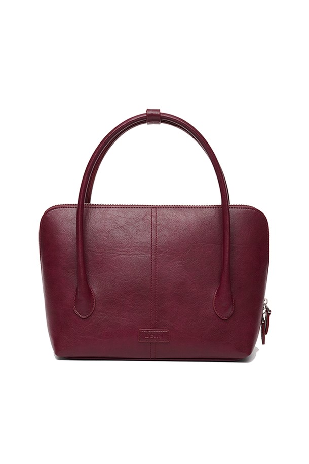 마르멜디 쁘띠 [버건디]는 여성 고객을 위한 미디엄 사이즈의 사각 숄더백 및 핸들백입니다. 합성가죽 소재에 무지 패턴으로, 클래식, 미니멀, 시크 스타일을 연출하기 좋습니다. 지퍼형 잠금 방식으로 내용물을 안전하게 보관하며, 데이트룩, 모임룩, 오피스룩 등 다양한 TPO에 활용할 수 있습니다. 버건디 컬러가 세련된 분위기를 더해줍니다.
