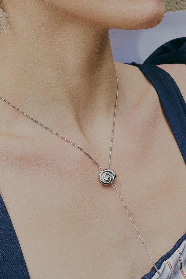 실버 메탈 소재의 롱 네크리스입니다. Y자형 디자인에 조개 모티브 펜던트가 더해져 미니멀하면서도 베이직한 스타일을 연출합니다. 데이트룩, 캐주얼, 클래식 등 다양한 스타일에 매치하여 포인트를 줄 수 있습니다. 
