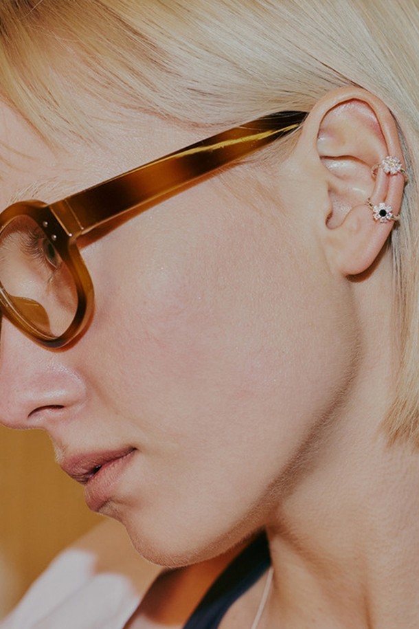 [sv925] 스프링 플라워 이어커프는 로맨틱, 빈티지, 페미닌 무드를 연출하는 여성용 이어커프입니다. 옐로우, 블랙, 실버 3가지 컬러로 출시되었으며, 은925 소재와 큐빅, 플라워 디자인이 조화롭게 어우러져 은은한 광택을 선사합니다. 큐빅 장식과 플라워 패턴이 섬세하게 표현되어 데일리, 캐주얼, 데이트룩, 모임룩 등 다양한 스타일에 매치하기 좋습니다. 피부 자극을 최소화하는 무자극, 무피어싱 디자인으로 편안하게 착용 가능하며, 개별 먼지 주머니를 제공하여 보관이 용이합니다. 단, 땀, 향수, 수분에 의한 변색에 유의하여 관리해야 합니다.
