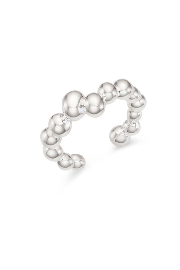 버블 링은 여성의 손을 더욱 돋보이게 해줄 미니멀 스타일의 반지입니다. 실버 컬러의 에폭시 소재에 큐빅과 스톤 장식이 더해져 섬세하고 세련된 분위기를 연출합니다. 버블 디자인으로 독특함을 더했으며, 심플한 디자인으로 데일리 아이템으로 활용하기 좋습니다. 클래식한 스타일까지 소화 가능한 매력적인 액세서리입니다.
