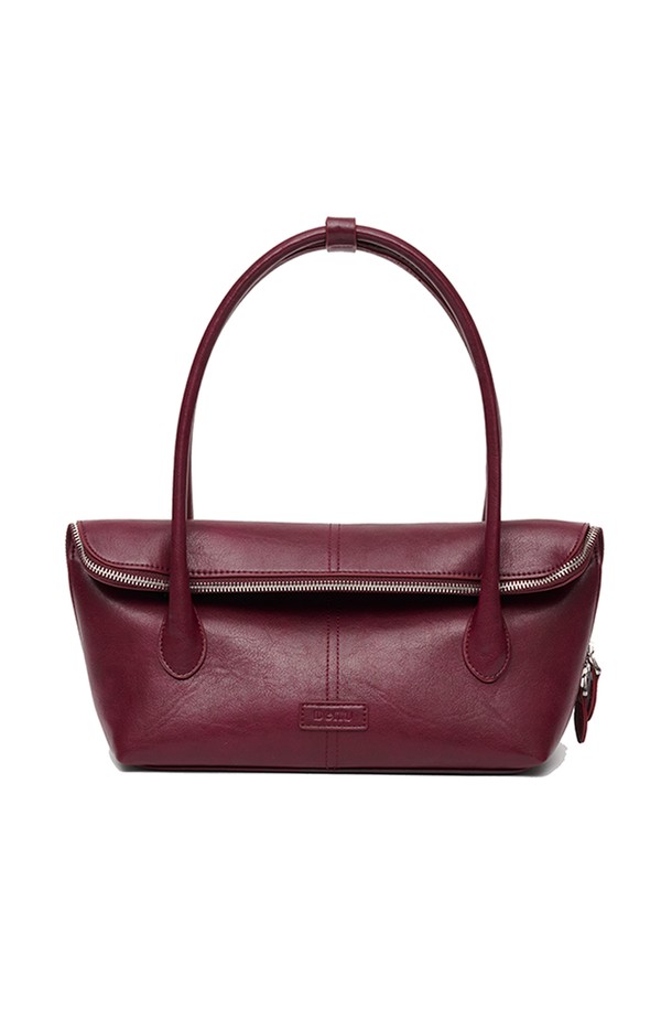 마르멜디 쁘띠 [버건디]는 여성 고객을 위한 미디엄 사이즈의 사각 숄더백 및 핸들백입니다. 합성가죽 소재에 무지 패턴으로, 클래식, 미니멀, 시크 스타일을 연출하기 좋습니다. 지퍼형 잠금 방식으로 내용물을 안전하게 보관하며, 데이트룩, 모임룩, 오피스룩 등 다양한 TPO에 활용할 수 있습니다. 버건디 컬러가 세련된 분위기를 더해줍니다.
