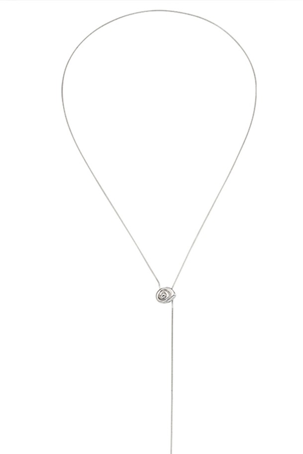 실버 메탈 소재의 롱 네크리스입니다. Y자형 디자인에 조개 모티브 펜던트가 더해져 미니멀하면서도 베이직한 스타일을 연출합니다. 데이트룩, 캐주얼, 클래식 등 다양한 스타일에 매치하여 포인트를 줄 수 있습니다. 
