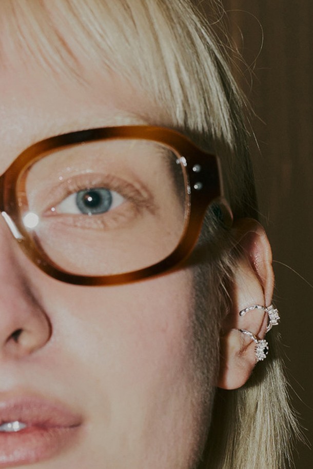 [sv925] 스프링 플라워 이어커프는 로맨틱, 빈티지, 페미닌 무드를 연출하는 여성용 이어커프입니다. 옐로우, 블랙, 실버 3가지 컬러로 출시되었으며, 은925 소재와 큐빅, 플라워 디자인이 조화롭게 어우러져 은은한 광택을 선사합니다. 큐빅 장식과 플라워 패턴이 섬세하게 표현되어 데일리, 캐주얼, 데이트룩, 모임룩 등 다양한 스타일에 매치하기 좋습니다. 피부 자극을 최소화하는 무자극, 무피어싱 디자인으로 편안하게 착용 가능하며, 개별 먼지 주머니를 제공하여 보관이 용이합니다. 단, 땀, 향수, 수분에 의한 변색에 유의하여 관리해야 합니다.
