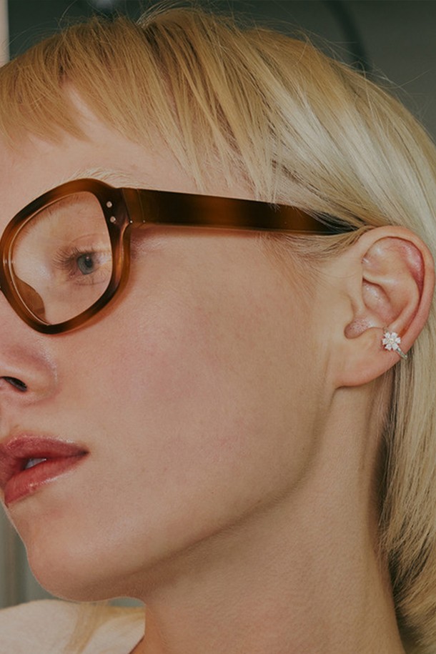 [sv925] 스프링 플라워 이어커프는 여성스러움을 극대화하는 이어커프로, 데이트룩과 모임룩에 잘 어울립니다. 로맨틱하고 페미닌한 무드의 디자인으로, 플라워 패턴과 큐빅 장식이 화려하게 빛납니다. 실버 925와 큐빅 지르코니아 소재로 제작되어 고급스러우며, 옐로우, 블랙, 실버 세 가지 색상으로 만나볼 수 있습니다. 무피어싱 디자인으로 편안하게 착용 가능하며, 가볍고 광택감 있는 마감으로 레이어드하여 다양한 스타일을 연출할 수 있습니다.
