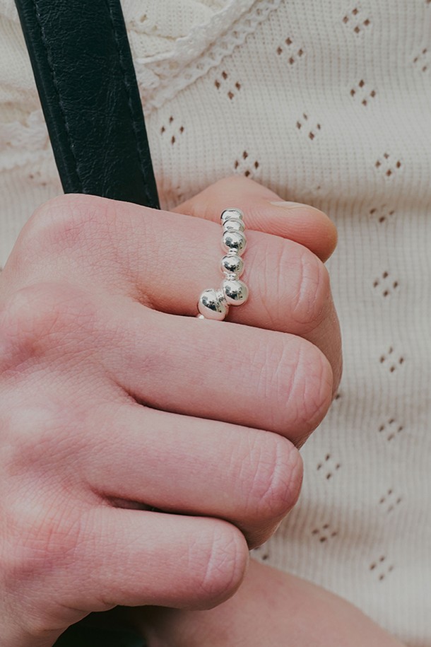 버블 링은 여성의 손을 더욱 돋보이게 해줄 미니멀 스타일의 반지입니다. 실버 컬러의 에폭시 소재에 큐빅과 스톤 장식이 더해져 섬세하고 세련된 분위기를 연출합니다. 버블 디자인으로 독특함을 더했으며, 심플한 디자인으로 데일리 아이템으로 활용하기 좋습니다. 클래식한 스타일까지 소화 가능한 매력적인 액세서리입니다.
