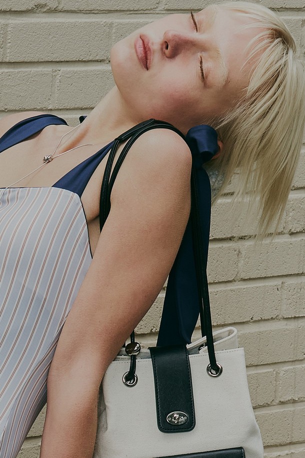 실버 메탈 소재의 롱 네크리스입니다. Y자형 디자인에 조개 모티브 펜던트가 더해져 미니멀하면서도 베이직한 스타일을 연출합니다. 데이트룩, 캐주얼, 클래식 등 다양한 스타일에 매치하여 포인트를 줄 수 있습니다. 
