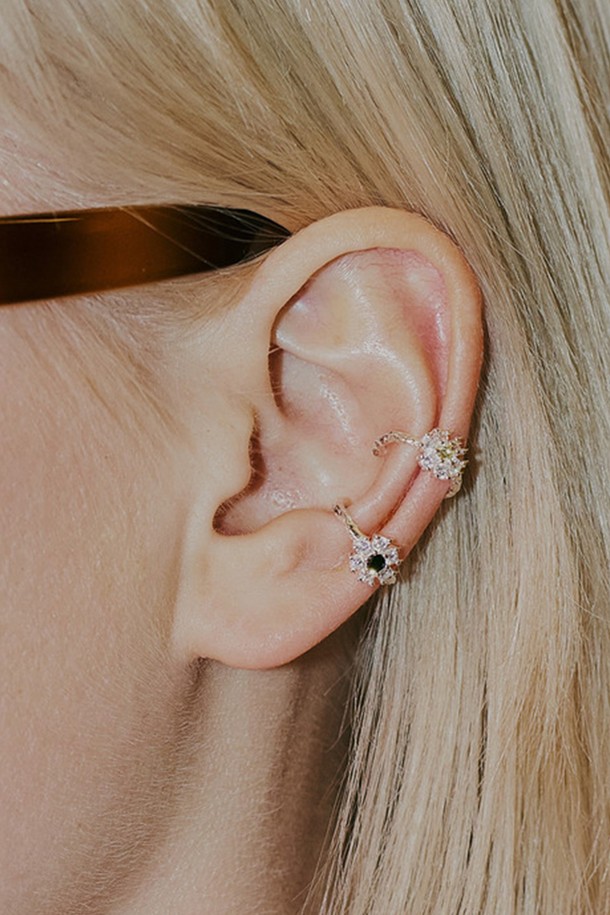 [sv925] 스프링 플라워 이어커프는 로맨틱, 빈티지, 페미닌 무드를 연출하는 여성용 이어커프입니다. 옐로우, 블랙, 실버 3가지 컬러로 출시되었으며, 은925 소재와 큐빅, 플라워 디자인이 조화롭게 어우러져 은은한 광택을 선사합니다. 큐빅 장식과 플라워 패턴이 섬세하게 표현되어 데일리, 캐주얼, 데이트룩, 모임룩 등 다양한 스타일에 매치하기 좋습니다. 피부 자극을 최소화하는 무자극, 무피어싱 디자인으로 편안하게 착용 가능하며, 개별 먼지 주머니를 제공하여 보관이 용이합니다. 단, 땀, 향수, 수분에 의한 변색에 유의하여 관리해야 합니다.
