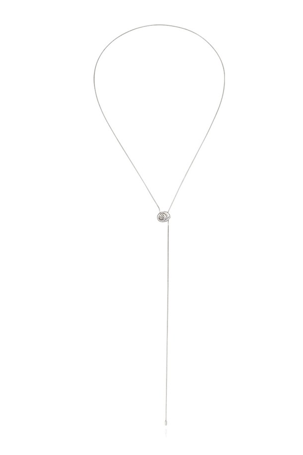 실버 메탈 소재의 롱 네크리스입니다. Y자형 디자인에 조개 모티브 펜던트가 더해져 미니멀하면서도 베이직한 스타일을 연출합니다. 데이트룩, 캐주얼, 클래식 등 다양한 스타일에 매치하여 포인트를 줄 수 있습니다. 
