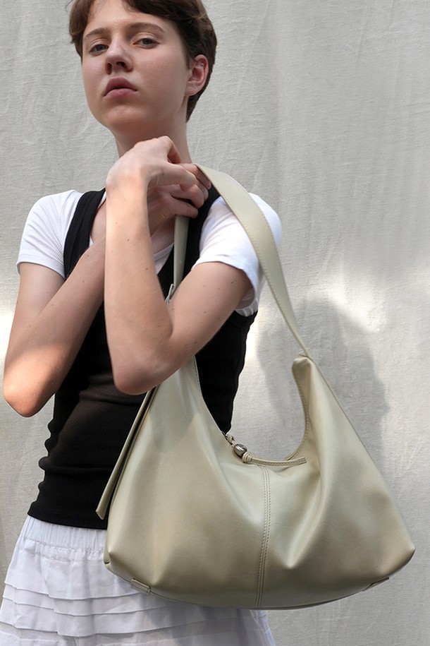 Jane Buckle (제인 버클) Boulder Bag [BEIGE]는 미니멀하고 베이직한 스타일을 추구하는 여성들을 위한 숄더백입니다. 합성가죽 소재의 미디엄 사이즈로, 베이지 컬러의 무지 디자인이 특징입니다. 반원 형태의 가방에 지퍼형 잠금 방식을 적용하여 안전하게 소지품을 보관할 수 있습니다. 숄더 스트랩과 손잡이가 있어 출근룩을 포함한 다양한 일상 스타일에 활용하기 좋습니다. 세련된 디자인으로 어떤 옷차림에도 잘 어울립니다.
