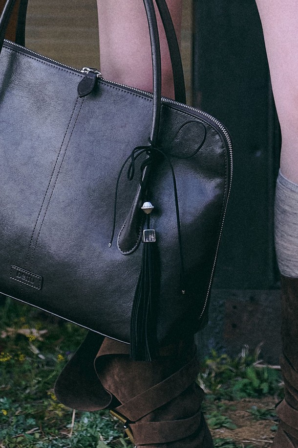 큐브 태슬 홀더는 엘레강스한 스타일을 추구하는 여성들을 위한 액세서리입니다. 부드러운 스웨이드 태슬과 실버 메달 디테일이 돋보이며, 블랙 컬러와 무지 패턴으로 어떤 스타일에도 잘 어울립니다. 황동 소재의 견고함과 자연스러운 곡선 실루엣이 고급스러운 분위기를 더합니다. 키링, 가방 장식, 팔찌, 벨트 고리 등 다용도로 활용 가능하며, 움직임에 따라 흔들리는 태슬이 시선을 사로잡습니다. 클래식하면서도 미니멀한 디자인으로 일상에서 세련된 포인트를 더해보세요.
