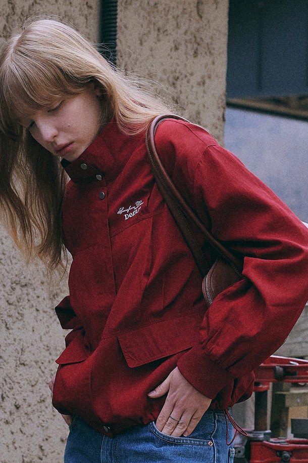 Scene from Windbreaker [레드]는 미니멀하고 모던한 스타일을 추구하는 공용 윈드브레이커입니다. 봄, 가을에 착용하기 좋으며, 가볍고 부드러운 레이온, 나일론 혼방 소재로 제작되어 편안한 착용감을 선사합니다. 하이넥 디자인과 로고 자수 디테일, 대각선 포켓, 밑단 스트링 조절 기능이 특징이며, 방풍 기능으로 쾌적함을 유지해 줍니다. 릴랙스핏 또는 오버핏으로 캐주얼한 동네 마실룩, 산책룩, 여행룩을 완성해보세요.
