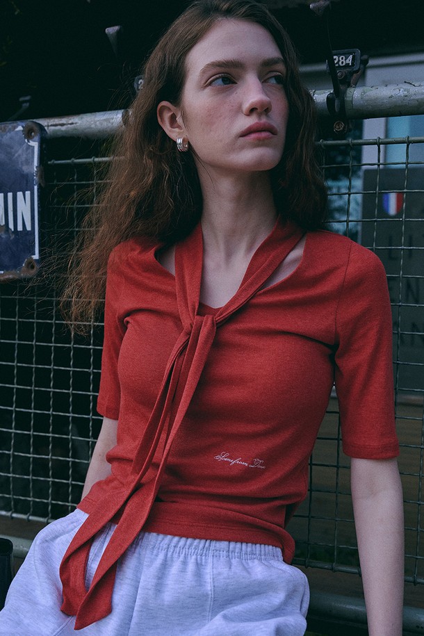 타이 하프 탑 [브릭 레드]는 여성 의류 상의로, 봄, 여름 시즌에 어울리는 크롭 기장의 반소매 탑입니다. 미니멀한 스타일의 이 탑은 부드러운 촉감의 폴리에스테르, 울, 면, 스판덱스 혼방의 신축성 있는 소재로 제작되어 편안한 착용감을 선사합니다. 넥라인의 타이 디테일이 특징이며, 레귤러핏으로 세련된 실루엣을 연출합니다. 데이트룩, 카페룩, 모임룩에 적합하며, 하이웨스트 팬츠 또는 스커트와 매치하여 스타일리시한 룩을 완성할 수 있습니다. 레이어드 스타일링으로 다양한 분위기를 연출해보세요.
