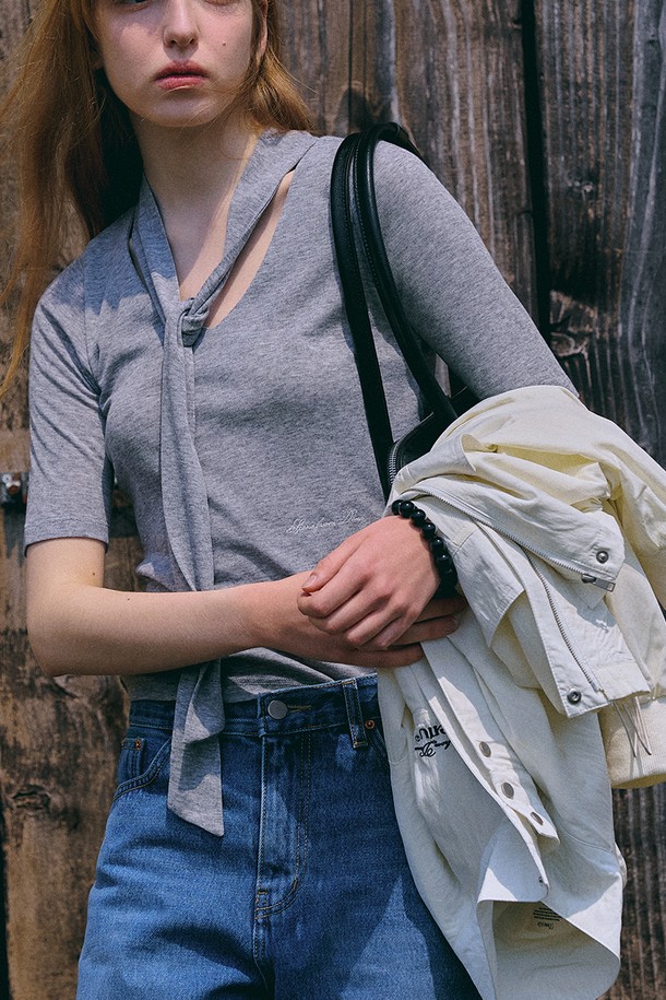 Tie half Top [GREY]는 부드러운 촉감의 폴리에스테르, 울, 면, 스판덱스 혼방 소재로 제작된 여성용 반소매 상의입니다. 넥 타이 디테일과 허리선 기장으로 미니멀한 스타일을 연출하며, 깔끔한 마감 처리가 돋보입니다. 레귤러핏으로 편안하게 착용 가능하며, 신축성 있는 소재로 활동성을 높였습니다. 봄, 여름에 데이트룩이나 카페룩에 매치하여 세련된 분위기를 더할 수 있으며, 이너로도 활용 가능합니다. 그레이 컬러에 무지 디자인으로 다양한 스타일에 쉽게 매치할 수 있습니다.
