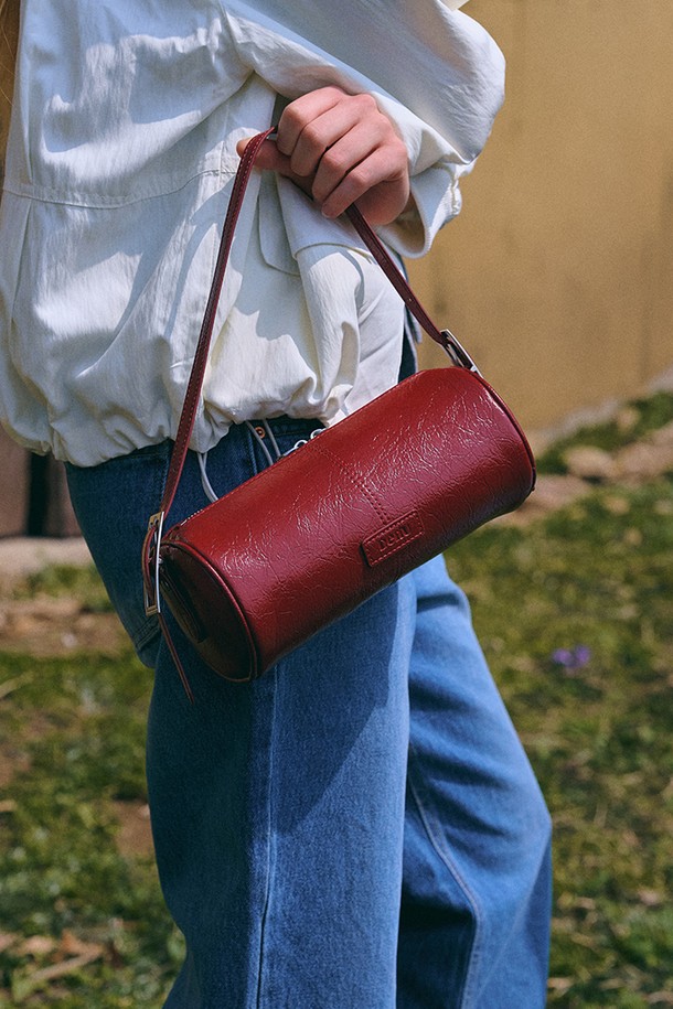 윈썸 배럴백 [레드]는 여성 고객을 위한 미디엄 사이즈의 인조가죽 배럴백입니다. 클래식하고 캐주얼한 스타일로, 데이트룩과 쇼핑룩에 잘 어울립니다. 원통형 디자인에 스터드, 버클, 지퍼 장식이 돋보이며, 빈티지 스타일을 더합니다. 숄더백과 토트백으로 활용 가능한 투 벨트 스트랩, 더블 지퍼, 사이드 벨트 디테일이 특징입니다. 사이즈 조절이 가능하며, 일상생활에서 폭넓게 사용할 수 있습니다.
