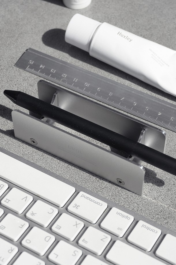 Prime Base 펜 홀더 1은 알루미늄 소재로 제작되어 내구성이 뛰어나고, 샌드블라스트 및 무광 마감으로 세련된 외관을 자랑합니다. 실버 색상으로 어떤 데스크에도 잘 어울리며, 사무용품 및 데스크 정리에 유용하게 사용됩니다. 수직 구조로 공간 효율성을 높였으며, 아노다이징 코팅과 스크래치 방지 처리가 되어 오랫동안 깔끔하게 사용할 수 있습니다. 1칸, 2칸, 또는 3칸 형태로 구성되어 필기구 수납과 데스크 정리를 깔끔하게 도와주며, 미니멀하고 프로페셔널한 스타일을 연출합니다.
