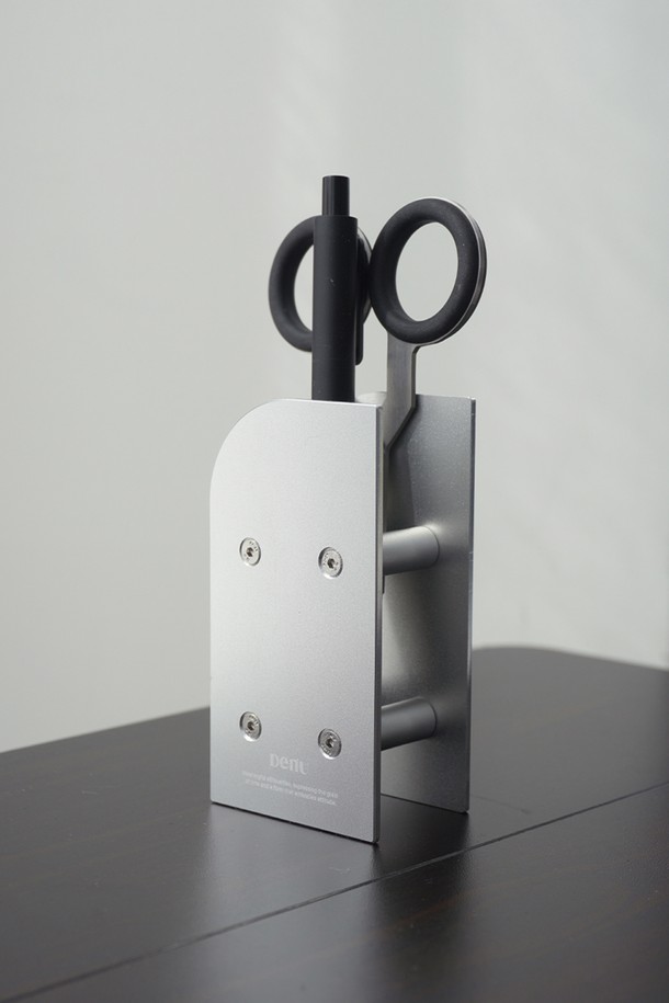 프라임 베이스 펜 홀더 2는 미니멀하고 모던한 디자인의 펜 홀더입니다. 알루미늄 소재로 제작되어 내구성이 뛰어나며, 스크래치 방지 및 내부식성, 방수 기능을 갖추었습니다. 매트 텍스처와 샌딩 마감, 아노다이징 처리로 고급스러움을 더했습니다. 1/2/3칸 구분형의 기하학적 구조로 설계되어 필기구는 물론 안경, 문구류 등을 깔끔하게 수납할 수 있습니다. 실버 컬러로 어떤 인테리어에도 잘 어울립니다.
