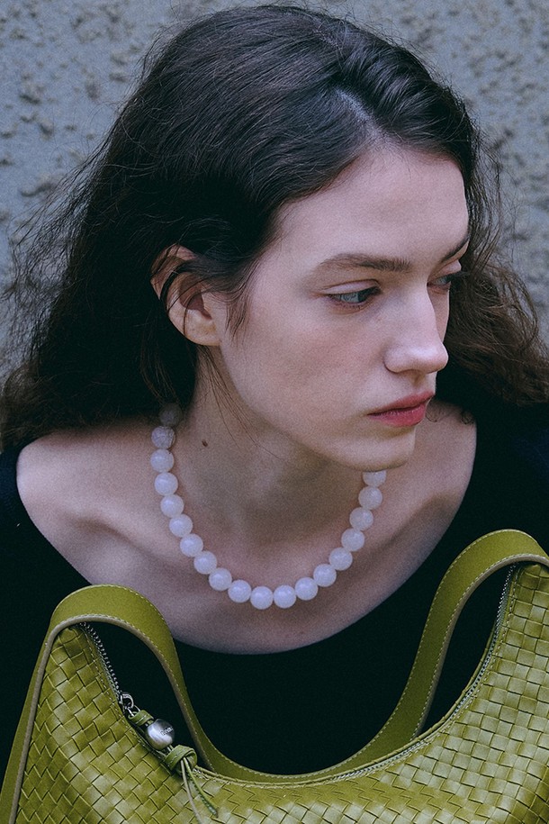 위티 볼 네크리스는 아크릴, 브라스, 고무 소재로 제작된 목걸이입니다. 화이트, 레드, 블랙 세 가지 색상으로 출시되었으며, 볼 장식과 원형 패턴 디자인이 특징입니다. 페미닌, 모던, 클래식 스타일을 모두 아우르며, 데일리룩과 포멀한 모임룩에 잘 어울립니다. 신축성이 있어 편안한 착용감을 자랑하며, 은은한 광택과 반투명 소재가 세련된 분위기를 더합니다. 선물용으로도 훌륭하며, 먼지주머니와 보증서가 함께 제공됩니다.
