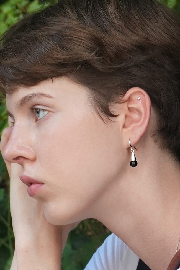 세련된 무드를 연출하는 Bellin 이어링입니다. 메탈 소재로 제작된 드롭형 디자인에 볼 형태의 펜던트가 더해져 미니멀하면서도 베이직한 스타일을 완성합니다. 데일리룩은 물론, 모임룩에도 포인트 아이템으로 활용하기 좋습니다. 실버와 블랙, 두 가지 컬러로 출시되어 취향에 맞게 선택 가능합니다. 소형 사이즈로 부담 없이 착용할 수 있으며, 시크하고 클래식한 분위기를 연출합니다.
