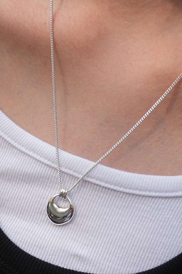 Lune (룬) 네크리스는 여성 고객을 위한 심플하고 베이직한 디자인의 목걸이입니다. 메탈 소재의 실버 컬러로 제작되었으며, 데일리룩과 모임룩에 모두 잘 어울립니다. 둥근 펜던트가 특징이며, 미니멀한 스타일을 선호하는 분들께 추천합니다. 무지 패턴으로 어떤 의상에도 매치하기 용이하며, 시크한 분위기를 연출합니다.
