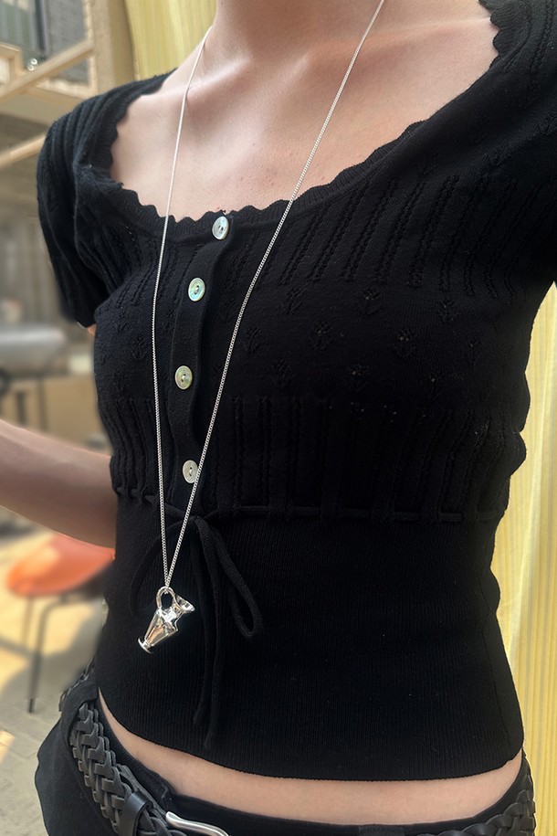 뮤즈 베이스 네크리스는 화병 모티브 펜던트가 돋보이는 여성용 목걸이입니다. 미니멀한 스타일로, 데일리룩 또는 모임룩에 모두 잘 어울립니다. 실버 컬러의 금속 소재로 제작되었으며, 심플한 체인 디자인이 특징입니다. 간결하면서도 세련된 디자인으로, 다양한 스타일에 매치하여 포인트를 줄 수 있습니다. 부담 없이 착용 가능한 데일리 목걸이로 추천합니다.
