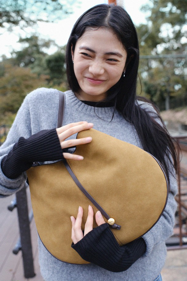 DENU - 숄더백 - Ova Hobo Bag [Suede Camel]