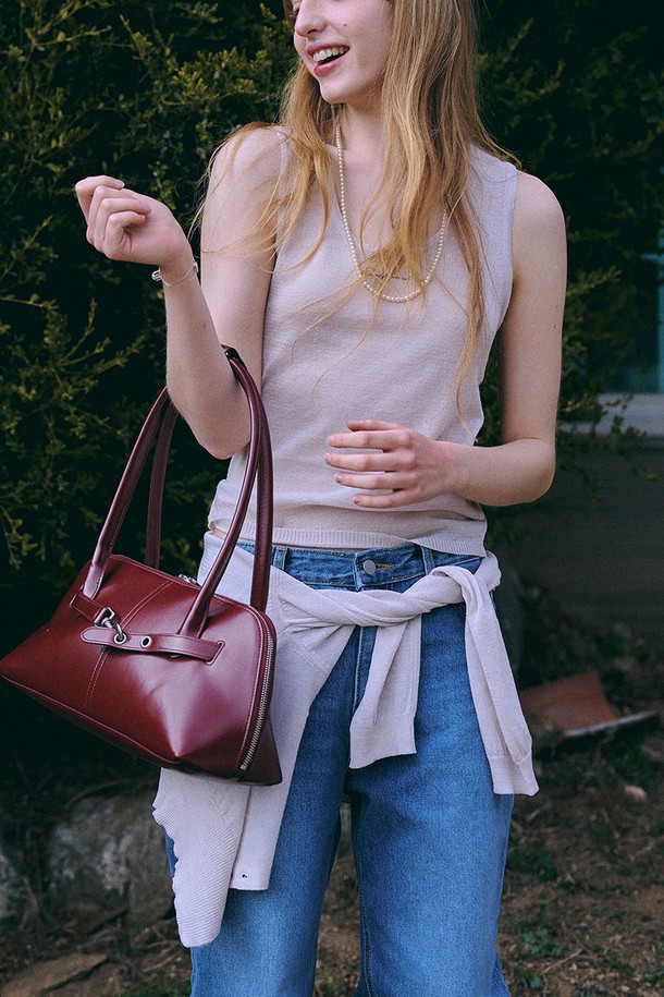 아이보리 컬러의 여름 니트 재킷 + 슬리브입니다. 미니멀하고 베이직한 스타일로, 봄, 여름에 착용하기 좋습니다. 릴랙스핏으로 편안하며, 라운드 넥과 긴소매 디자인이 특징입니다. 레이온, 린넨, 폴리에스테르 혼방 소재로 제작되어 부드러운 촉감과 통기성을 제공하며, 반투명 소재와 자수 로고 디테일이 돋보입니다. 스냅 버튼 여밈으로 간편하게 착용 가능하며, 데이트룩, 카페룩 등 다양한 TPO에 레이어드 스타일로 연출하기 좋습니다.
