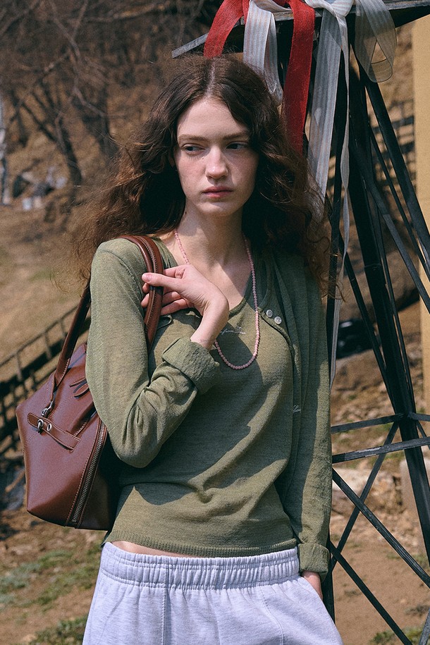 올리브 컬러의 여성용 섬머 니트 재킷으로, 봄부터 여름까지 시원하게 즐길 수 있습니다. 릴랙스 핏의 크롭 기장으로 캐주얼하고 베이직한 스타일을 연출하며, 데이트룩 또는 카페룩에 잘 어울립니다. 부드러운 레이온, 린넨, 폴리에스테르 혼방 소재로 제작되어 얇고 가벼운 착용감을 선사합니다. 라운드넥 디자인에 긴 소매, 반투명 효과, 소매 및 가디건 자수 로고, 립 디테일 커프스와 밑단, 레이어드 실루엣, 스냅 여밈 방식이 특징입니다. 미니멀, 클래식 스타일을 즐기는 여성분들께 추천합니다.
