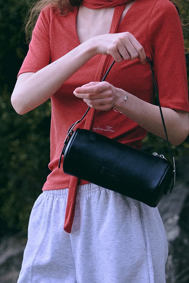 윈썸 배럴 백 [블랙]은 미니멀하고 클래식한 스타일을 추구하는 여성들을 위한 세련된 가방입니다. 인조 가죽 및 합성 가죽 소재로 제작되었으며, 매트한 표면과 빈티지 피니시 디자인이 특징입니다. 미디엄 사이즈의 원통형 배럴 백으로, 더블 벨트 스트랩과 버클, 찡 장식이 포인트로 더해져 구조적인 실루엣을 완성합니다. 지퍼형 잠금 방식과 조절 가능한 숄더 스트랩으로 실용성을 높였으며, 숄더백과 토트백으로 활용 가능합니다. 일상에서 미니멀한 스타일을 연출하기에 적합한 아이템입니다.
