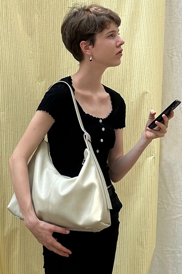 Jane Buckle (제인 버클) Boulder Bag [BEIGE]는 미니멀하고 베이직한 스타일을 추구하는 여성들을 위한 숄더백입니다. 합성가죽 소재의 미디엄 사이즈로, 베이지 컬러의 무지 디자인이 특징입니다. 반원 형태의 가방에 지퍼형 잠금 방식을 적용하여 안전하게 소지품을 보관할 수 있습니다. 숄더 스트랩과 손잡이가 있어 출근룩을 포함한 다양한 일상 스타일에 활용하기 좋습니다. 세련된 디자인으로 어떤 옷차림에도 잘 어울립니다.
