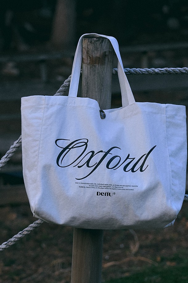 옥스포드 캐주얼 백 [2컬러]은 옥스포드 소재로 제작되어 튼튼하며, 아이보리와 네이비 두 가지 색상으로 제공됩니다. 미디엄 사이즈의 사각 형태 가방으로, 타이포그래피 패턴과 버튼 디자인 장식이 돋보입니다. 내부 수납이 용이하며, 28mm 일본산 수제 버튼으로 고급스러움을 더했습니다. 편안한 어깨끈과 넉넉한 수납공간, 빈티지한 마감으로 실용성과 스타일을 모두 갖춘 데일리 백입니다. 일상, 동네 마실룩, 쇼핑룩 등 다양한 TPO에 캐주얼, 클래식, 미니멀 스타일 연출에 적합합니다.
