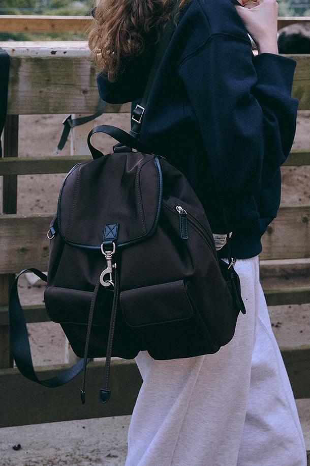 미코 빈티지 락 백팩 [브라운]은 여성스러운 스타일을 돋보이게 해주는 가방입니다. 부드러운 합성가죽 소재에 사각 쉐입으로 제작되었으며, 버클 장식과 빈티지한 디자인이 특징입니다. 넉넉한 수납공간과 숄더 스트랩, 외부 포켓으로 실용성을 더했습니다. 데이트룩, 모임룩, 출근룩 등 다양한 TPO에 클래식, 미니멀, 캐주얼 스타일로 연출하기 좋습니다.
