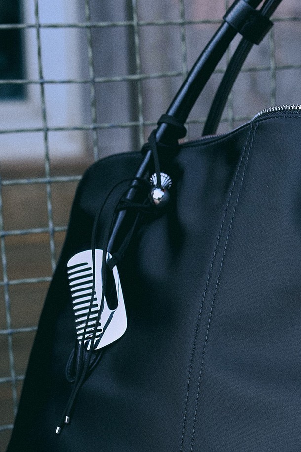 미니멀한 실버 콤 홀더입니다. 브라스와 스웨이드 소재로 제작되었으며, 볼 비즈와 가죽 스트랩 디테일이 돋보입니다. 가방 핸들이나 벨트 루프에 장착하여 액세서리로 활용 가능하며, 실용적인 미니 빗 기능도 제공합니다. 데이트룩, 모임룩, 파티룩 등 다양한 TPO에 미니멀, 클래식, 시크 스타일을 더할 수 있습니다. 선물용 박스와 보증서 태그가 함께 제공됩니다.
