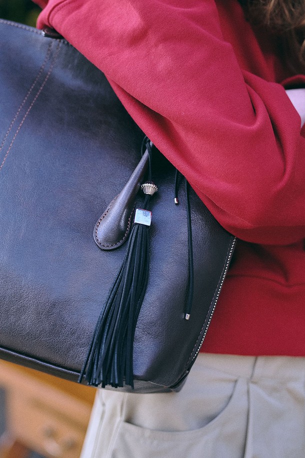 큐브 태슬 홀더는 엘레강스한 스타일을 추구하는 여성들을 위한 액세서리입니다. 부드러운 스웨이드 태슬과 실버 메달 디테일이 돋보이며, 블랙 컬러와 무지 패턴으로 어떤 스타일에도 잘 어울립니다. 황동 소재의 견고함과 자연스러운 곡선 실루엣이 고급스러운 분위기를 더합니다. 키링, 가방 장식, 팔찌, 벨트 고리 등 다용도로 활용 가능하며, 움직임에 따라 흔들리는 태슬이 시선을 사로잡습니다. 클래식하면서도 미니멀한 디자인으로 일상에서 세련된 포인트를 더해보세요.
