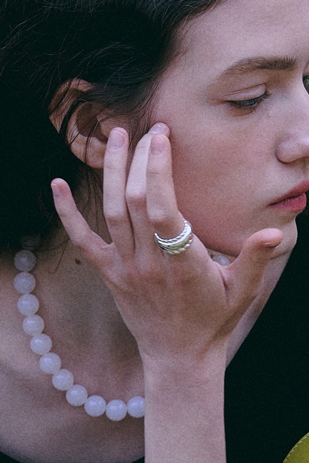 미니멀하고 클래식한 스타일의 여성용 더블 트위스트 볼륨 링입니다. 실버 메탈 소재로 제작되었으며, 트위스트 디테일이 돋보이는 디자인입니다. 볼드한 디자인과 볼륨감 있는 스타일로 데일리 룩에 포인트를 더해줍니다. 심플하면서도 세련된 매력을 선사하며, 어떤 착장에도 잘 어울립니다.
